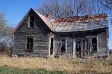 Hutchinson: House, Wood, weathered